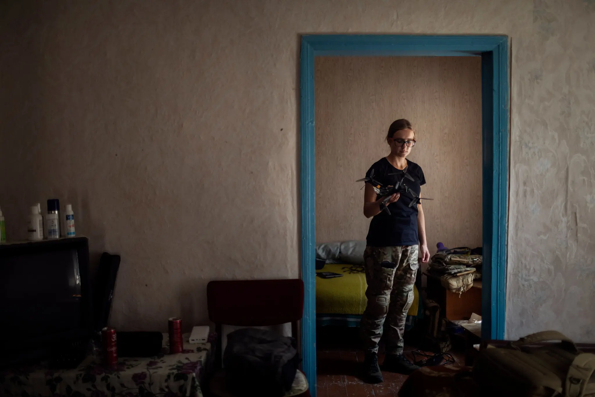 23-річний Гремлін, який є членом підрозділу, тримає дрон.